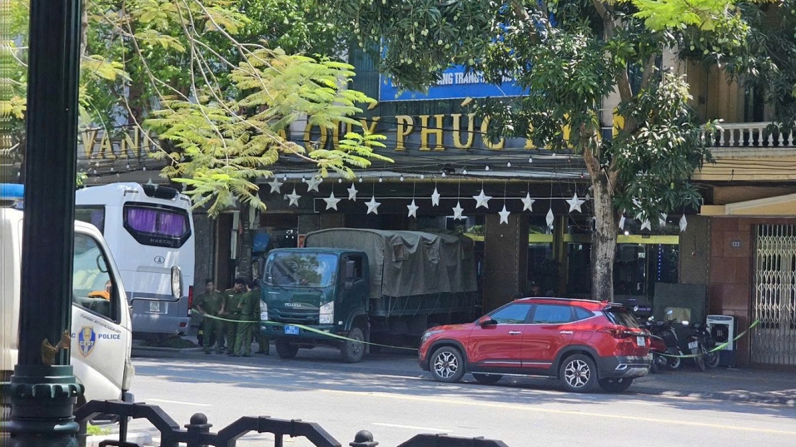 Nhiều cán bộ công an xuất hiện tại Công ty vàng bạc đá quý Phúc Thành ở Ninh Bình